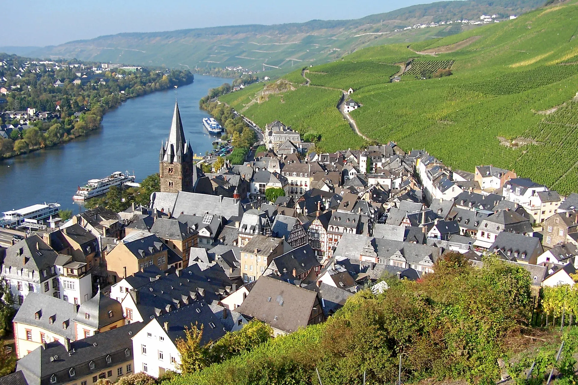 Blick über Bernkastel-Kues, die Mosel und die Weinberge