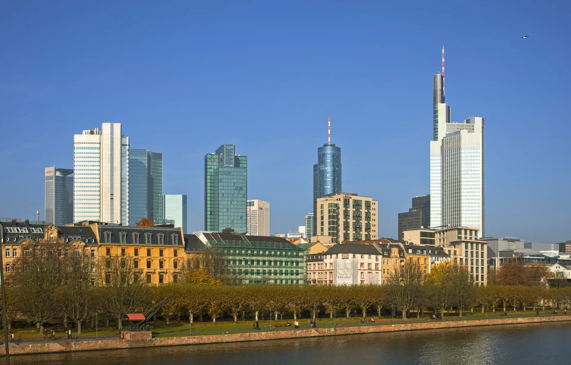 Skyline von Frankfurt am Main über dem Mainufer