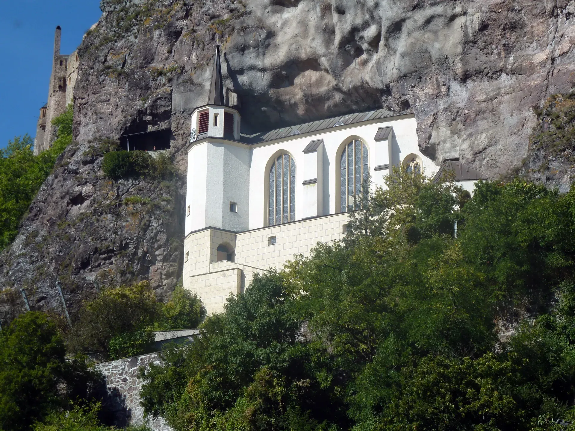 Felsenkirche in Idar-Oberstein im Fels über der Stadt