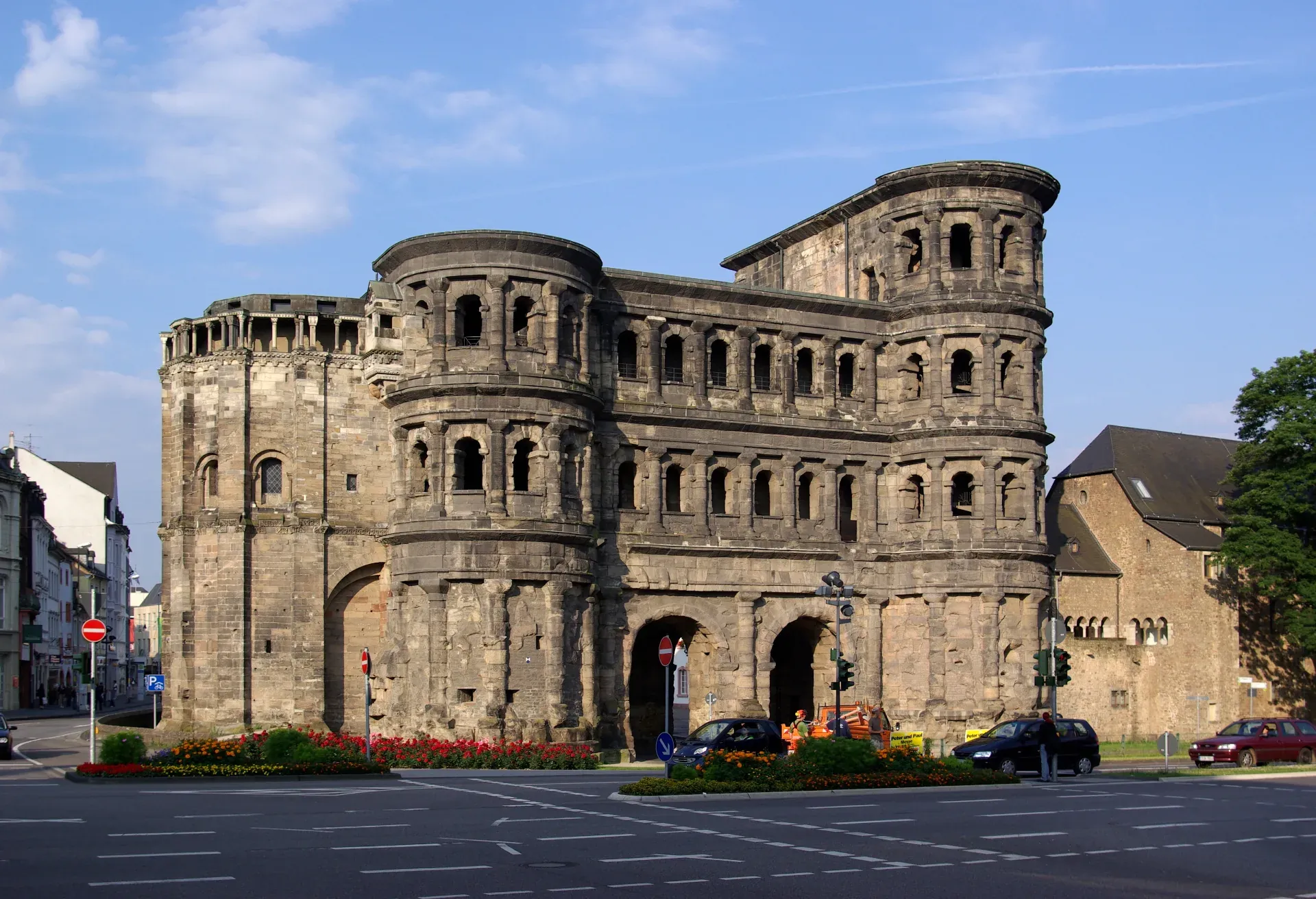 Porta Nigra in Trier bei blauem Himmel