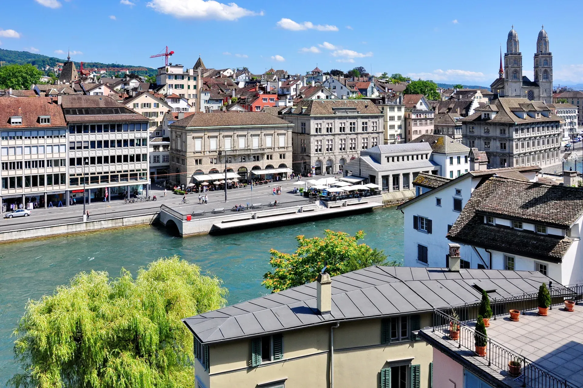 Blick vom Lindenhof über die Limmat auf die Zürcher Altstadt
